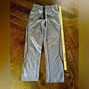 Under Armour Men’s medium gray loose fit sweatpants style thin